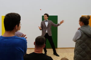 Toni Bauhofer: Interaktive Zaubershow am 08.10.2023 während der Ausstellung "augenblicksweise. Der Raum als Gesamtkunstwerk" von Bernhard C. Striebel in der Skulpturenhalle der Stiftung für Konkrete Kunst Roland Phleps, D-79104 Freiburg