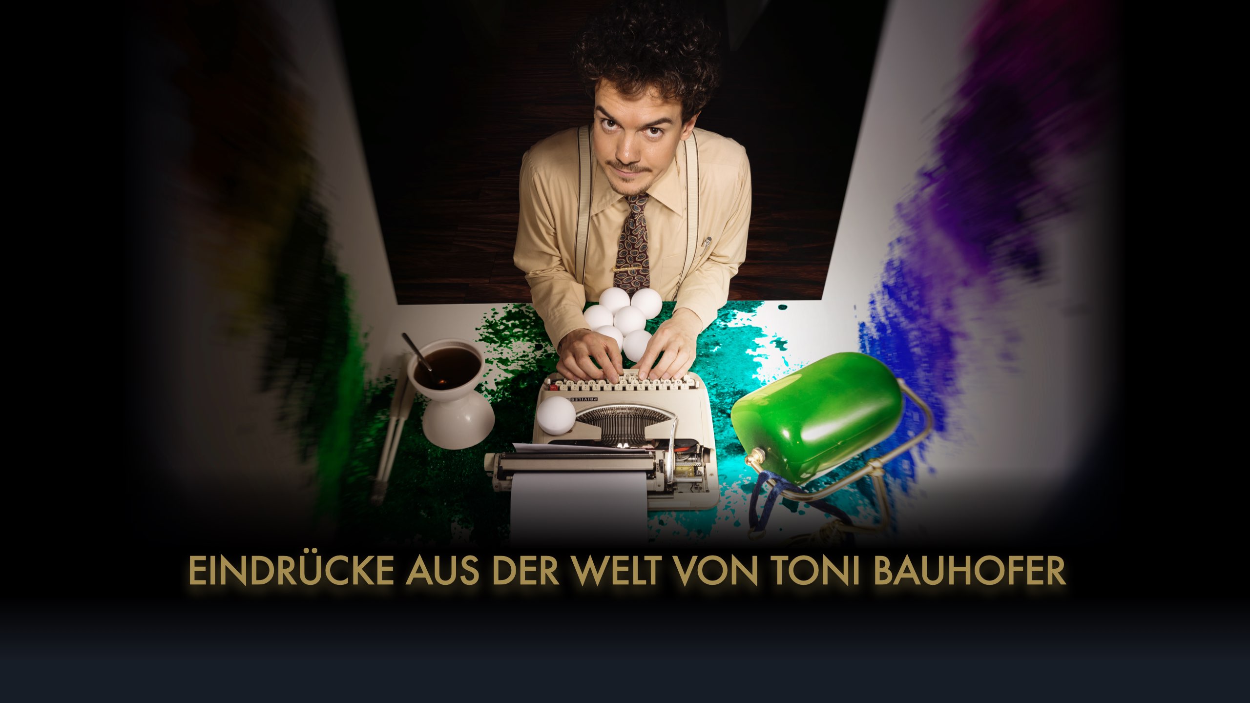 Der Zauberer Toni Bauhofer sitzt mit seinen Utensilien am Schreibtisch und tippt auf einer Schreibmaschine.